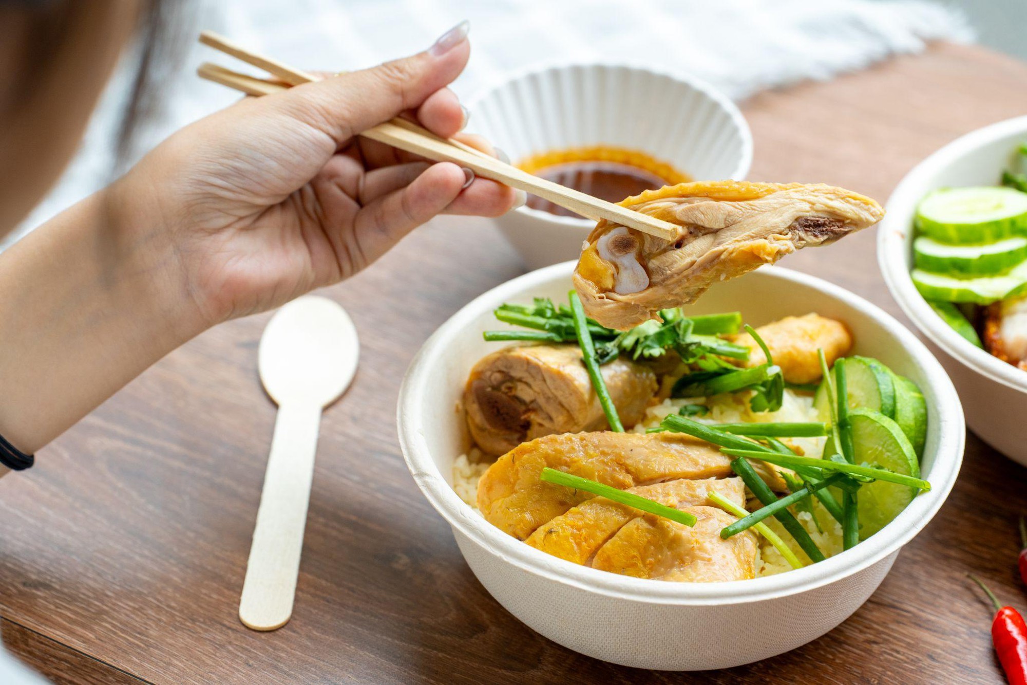 3 lựa chọn cơm gà vị đúng đỉnh khi chưa biết ăn gì hôm nay - Ảnh 2. 3 lựa chọn cơm gà vị đúng đỉnh khi chưa biết ăn gì hôm nay - Ảnh 2.