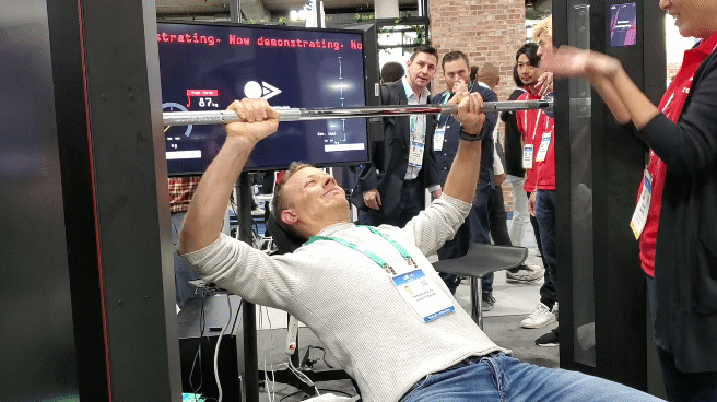 [CES 2020] Đ&acirc;y l&agrave; m&aacute;y đẩy tạ lạ l&ugrave;ng nhất từ trước đến nay: Kh&ocirc;ng cần lắp tạ, tự đo theo form người tập, kết nối Internet vạn vật - Ảnh 5.