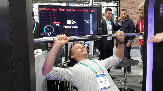 [CES 2020] Đ&acirc;y l&agrave; m&aacute;y đẩy tạ lạ l&ugrave;ng nhất từ trước đến nay: Kh&ocirc;ng cần lắp tạ, tự đo theo form người tập, kết nối Internet vạn vật - Ảnh 6.