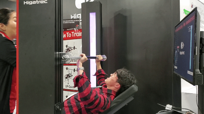 [CES 2020] Đ&acirc;y l&agrave; m&aacute;y đẩy tạ lạ l&ugrave;ng nhất từ trước đến nay: Kh&ocirc;ng cần lắp tạ, tự đo theo form người tập, kết nối Internet vạn vật - Ảnh 7.