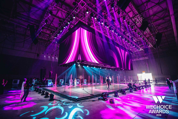 H&eacute; lộ s&acirc;n khấu WeChoice Awards 2019: Kh&ocirc;ng gian nghệ thuật 4 mặt chưa từng c&oacute; ở Việt Nam, sẵn s&agrave;ng cho c&aacute;c tiết mục b&ugrave;ng ch&aacute;y - Ảnh 4.