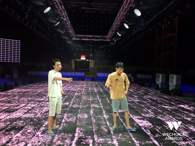 1977 Vlog mang... tông lào lên sân khấu tổng duyệt Gala WeChoice, hứa hẹn lần đầu trình diễn live cực kì đặc sắc! - Ảnh 5. 1977 Vlog mang... tông lào lên sân khấu tổng duyệt Gala WeChoice, hứa hẹn lần đầu trình diễn live cực kì đặc sắc! - Ảnh 5.