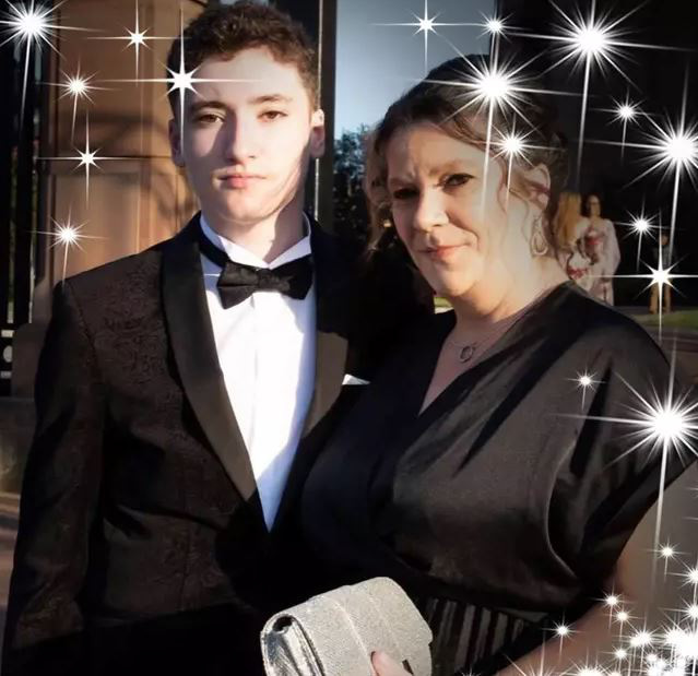 Đột quỵ khi đang chơi điện tử, cậu teen được người đồng đội trong game gọi cứu thương hộ dù ở cách xa nhau hơn 8000 km - Ảnh 1. Đột quỵ khi đang chơi điện tử, cậu teen được người đồng đội trong game gọi cứu thương hộ dù ở cách xa nhau hơn 8000 km - Ảnh 1.