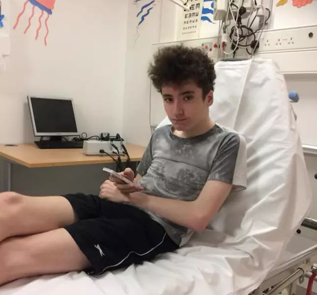 Đột quỵ khi đang chơi điện tử, cậu teen được người đồng đội trong game gọi cứu thương hộ dù ở cách xa nhau hơn 8000 km - Ảnh 2. Đột quỵ khi đang chơi điện tử, cậu teen được người đồng đội trong game gọi cứu thương hộ dù ở cách xa nhau hơn 8000 km - Ảnh 2.