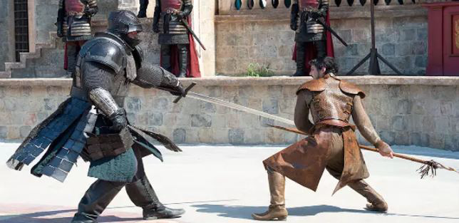 Thủ tục ly h&ocirc;n qu&aacute; lằng nhằng, anh chồng đề nghị t&ograve;a &aacute;n giải quyết bằng c&aacute;ch solo đấu kiếm với vợ cũ giống trong Game of Thrones - Ảnh 1.