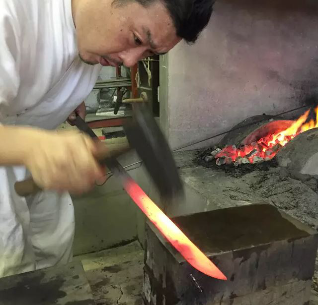 Thủ tục ly h&ocirc;n qu&aacute; lằng nhằng, anh chồng đề nghị t&ograve;a &aacute;n giải quyết bằng c&aacute;ch solo đấu kiếm với vợ cũ giống trong Game of Thrones - Ảnh 2.