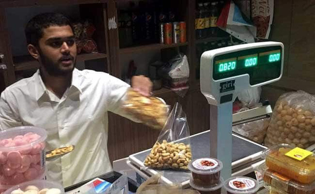 Người cha tỷ ph&uacute; đẩy con trai độc t&ocirc;n ra đường v&agrave; y&ecirc;u cầu tự kiếm sống trong v&ograve;ng 1 th&aacute;ng, kết quả sau đ&oacute; đầy bất ngờ! - Ảnh 2.