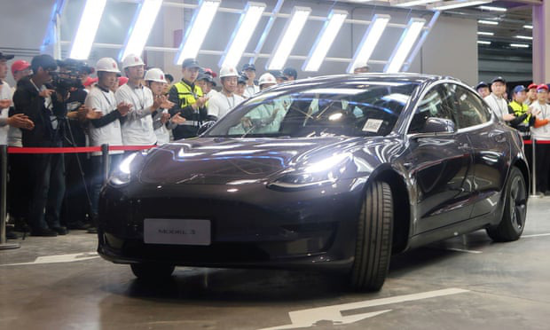 Tesla chính thức bàn giao xe điện Made in China đầu tiên - Ảnh 1. Tesla chính thức bàn giao xe điện Made in China đầu tiên - Ảnh 1.