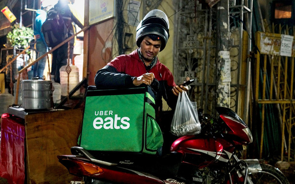 Từ vị thế của người khởi xướng, Uber giờ đ&acirc;y phải dần b&aacute;n bớt c&aacute;c mảng kinh doanh để cắt lỗ - Ảnh 1.