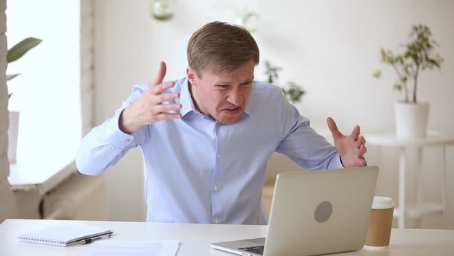 Bức x&uacute;c v&igrave; video kh&ocirc;ng c&oacute; phụ đề, người đ&agrave;n &ocirc;ng khiếm th&iacute;nh kiện web phim khi&ecirc;u d&acirc;m v&igrave; tội ph&acirc;n biệt đối xử với người t&agrave;n tật - Ảnh 1.