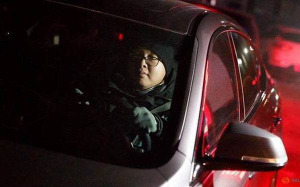 Dịch vụ chở người say rượu bia, kiếm bộn tiền ở Bắc Kinh - Ảnh 1.