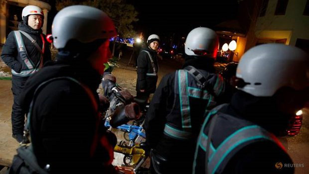 Dịch vụ chở người say rượu bia, kiếm bộn tiền ở Bắc Kinh - Ảnh 2.