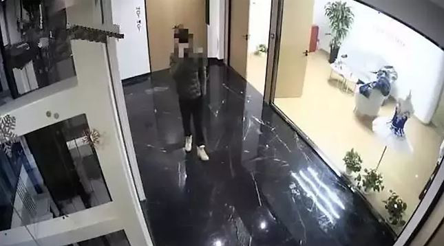 Ch&agrave;ng thanh ni&ecirc;n cố t&igrave;nh ăn cắp rồi đợi cảnh s&aacute;t đến bắt để kh&ocirc;ng phải kết h&ocirc;n với bạn g&aacute;i - Ảnh 2.