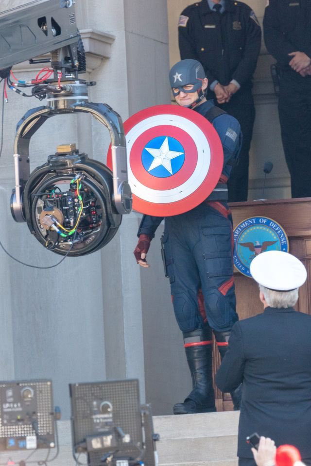 Cầm tấm khi&ecirc;n trứ danh tr&ecirc;n tay, si&ecirc;u anh h&ugrave;ng US Agent xuất hiện tại trường quay của The Falcon and The Winter Soldier - Ảnh 3.