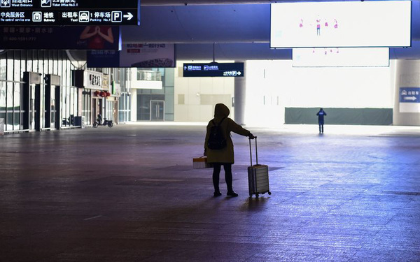 Động thái cứng rắn chưa từng có trong lịch sử y tế hiện đại: Trung Quốc cách ly, cấm 40 triệu dân đi du lịch vì đại dịch corona - Ảnh 1. Động thái cứng rắn chưa từng có trong lịch sử y tế hiện đại: Trung Quốc cách ly, cấm 40 triệu dân đi du lịch vì đại dịch corona - Ảnh 1.