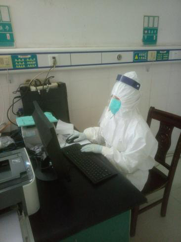 Nữ bác sĩ sắp về hưu tình nguyện quay lại bệnh viện trực chiến vì dịch viêm phổi Vũ Hán, bức thư xin lỗi con trai dậy sóng cộng đồng mạng - Ảnh 1. Nữ bác sĩ sắp về hưu tình nguyện quay lại bệnh viện trực chiến vì dịch viêm phổi Vũ Hán, bức thư xin lỗi con trai dậy sóng cộng đồng mạng - Ảnh 1.