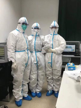 Loạt ảnh v&agrave; clip cho thấy sự nhọc nhằn của b&aacute;c sĩ ở Vũ H&aacute;n: Ăn Tết trong bệnh viện, bật kh&oacute;c v&igrave; &aacute;p lực v&agrave; thậm ch&iacute; hy sinh cả t&iacute;nh mạng - Ảnh 5.