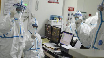 Loạt ảnh v&agrave; clip cho thấy sự nhọc nhằn của b&aacute;c sĩ ở Vũ H&aacute;n: Ăn Tết trong bệnh viện, bật kh&oacute;c v&igrave; &aacute;p lực v&agrave; thậm ch&iacute; hy sinh cả t&iacute;nh mạng - Ảnh 7.