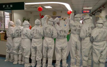 Loạt ảnh v&agrave; clip cho thấy sự nhọc nhằn của b&aacute;c sĩ ở Vũ H&aacute;n: Ăn Tết trong bệnh viện, bật kh&oacute;c v&igrave; &aacute;p lực v&agrave; thậm ch&iacute; hy sinh cả t&iacute;nh mạng - Ảnh 9.