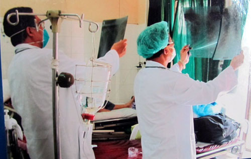 Trong khi thế giới đang lo sợ vi&ecirc;m phổi Vũ H&aacute;n, đ&atilde; từng c&oacute; một vị b&aacute;c sĩ hy sinh bản th&acirc;n m&igrave;nh để cứu nh&acirc;n loại tho&aacute;t khỏi đại dịch SARS - Ảnh 3.