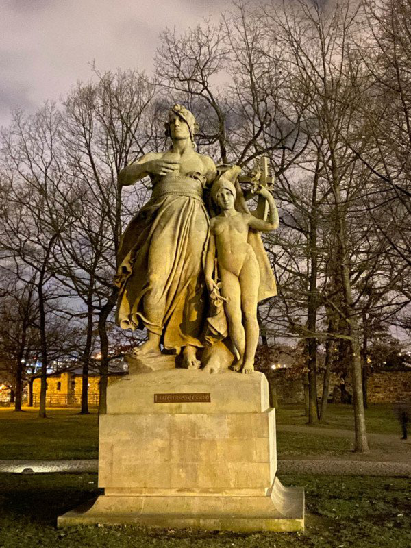 Sự thật chán chường về chế độ chụp đêm của iPhone 11 Pro - Ảnh 3. Sự thật chán chường về chế độ chụp đêm của iPhone 11 Pro - Ảnh 3.