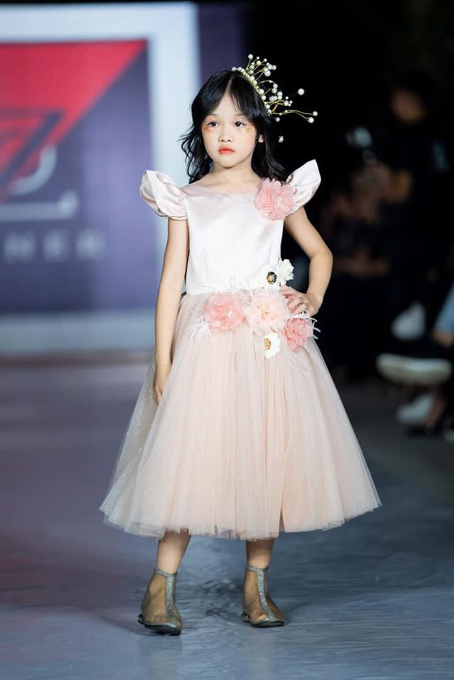 L&agrave;m từ thiện kh&ocirc;ng c&oacute; nghĩa l&agrave; t&ocirc;i đang thừa điều n&agrave;y, t&ocirc;i c&oacute; rất nhiều điều n&agrave;y, t&ocirc;i mang đi cho người kh&aacute;c - Ảnh 4.