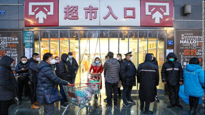 Chơi b&oacute;ng b&agrave;n trong nh&agrave;, quay Vlog: Người Vũ H&aacute;n t&igrave;m c&aacute;ch giải tr&iacute; khi kẹt trong t&acirc;m dịch  - Ảnh 2.