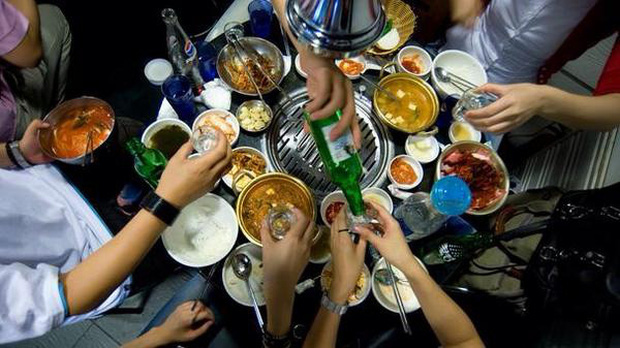 Người H&agrave;n Quốc nổi tiếng ăn nhậu khủng bố h&agrave;ng đầu ch&acirc;u &Aacute;, v&agrave; đ&acirc;y l&agrave; c&aacute;ch họ về nh&agrave; an to&agrave;n sau những chầu say sấp mặt - Ảnh 1.