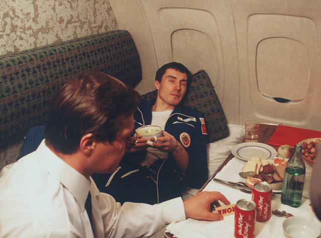 Phi hành gia số nhọ nhất thế giới: Bị bỏ rơi ngoài vũ trụ suốt 311 ngày, trở về quê hương thì hay tin đất nước mình đã không còn tồn tại - Ảnh 7. Phi hành gia số nhọ nhất thế giới: Bị bỏ rơi ngoài vũ trụ suốt 311 ngày, trở về quê hương thì hay tin đất nước mình đã không còn tồn tại - Ảnh 7.