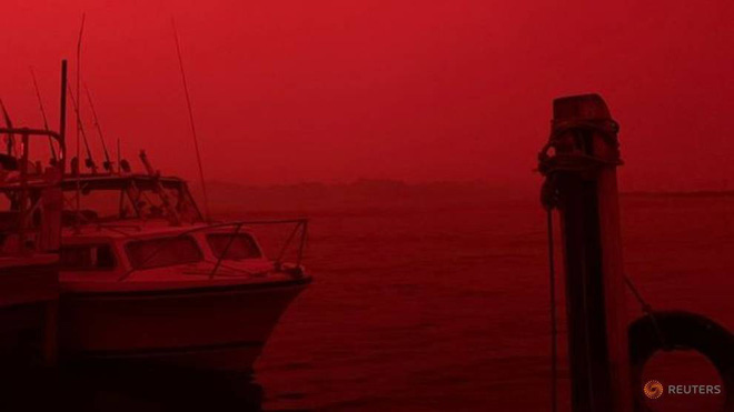 Bầu trời Australia chuyển màu đen kịt như mực ngay giữa trưa, thảm hoạ cháy rừng kinh hoàng ngày càng chuyển biến xấu - Ảnh 2. Bầu trời Australia chuyển màu đen kịt như mực ngay giữa trưa, thảm hoạ cháy rừng kinh hoàng ngày càng chuyển biến xấu - Ảnh 2.