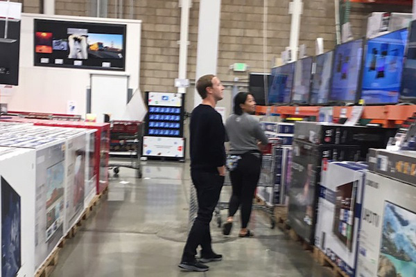 L&agrave; một trong số tỷ ph&uacute; c&ocirc;ng nghệ gi&agrave;u nhất thế giới, Mark Zuckerberg vẫn thường xuy&ecirc;n săn đồ giảm gi&aacute;  - Ảnh 1.