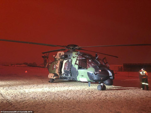 Đại thảm họa ch&aacute;y rừng &Uacute;c nh&igrave;n từ kh&ocirc;ng gian: Cả nước như quả cầu lửa, những mảng xanh tr&ugrave; ph&uacute; bị thay bằng m&agrave;u kh&oacute;i trắng tang thương - Ảnh 12.