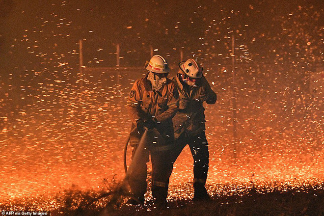 Đại thảm họa ch&aacute;y rừng &Uacute;c nh&igrave;n từ kh&ocirc;ng gian: Cả nước như quả cầu lửa, những mảng xanh tr&ugrave; ph&uacute; bị thay bằng m&agrave;u kh&oacute;i trắng tang thương - Ảnh 15.