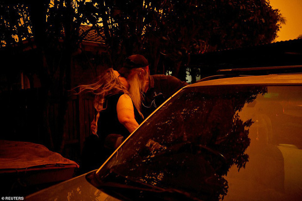 Đại thảm họa ch&aacute;y rừng &Uacute;c nh&igrave;n từ kh&ocirc;ng gian: Cả nước như quả cầu lửa, những mảng xanh tr&ugrave; ph&uacute; bị thay bằng m&agrave;u kh&oacute;i trắng tang thương - Ảnh 25.