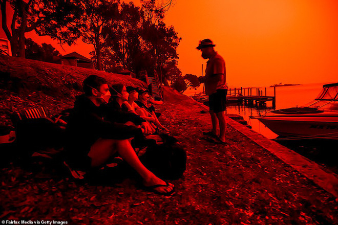 Đại thảm họa ch&aacute;y rừng &Uacute;c nh&igrave;n từ kh&ocirc;ng gian: Cả nước như quả cầu lửa, những mảng xanh tr&ugrave; ph&uacute; bị thay bằng m&agrave;u kh&oacute;i trắng tang thương - Ảnh 27.