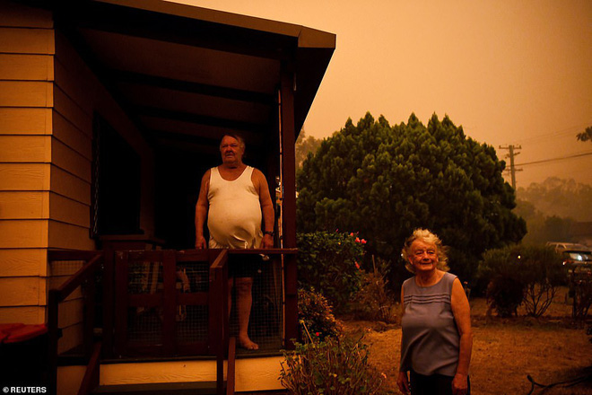 Đại thảm họa ch&aacute;y rừng &Uacute;c nh&igrave;n từ kh&ocirc;ng gian: Cả nước như quả cầu lửa, những mảng xanh tr&ugrave; ph&uacute; bị thay bằng m&agrave;u kh&oacute;i trắng tang thương - Ảnh 28.