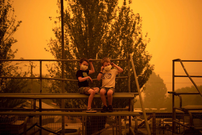 Đại thảm họa ch&aacute;y rừng &Uacute;c nh&igrave;n từ kh&ocirc;ng gian: Cả nước như quả cầu lửa, những mảng xanh tr&ugrave; ph&uacute; bị thay bằng m&agrave;u kh&oacute;i trắng tang thương - Ảnh 29.