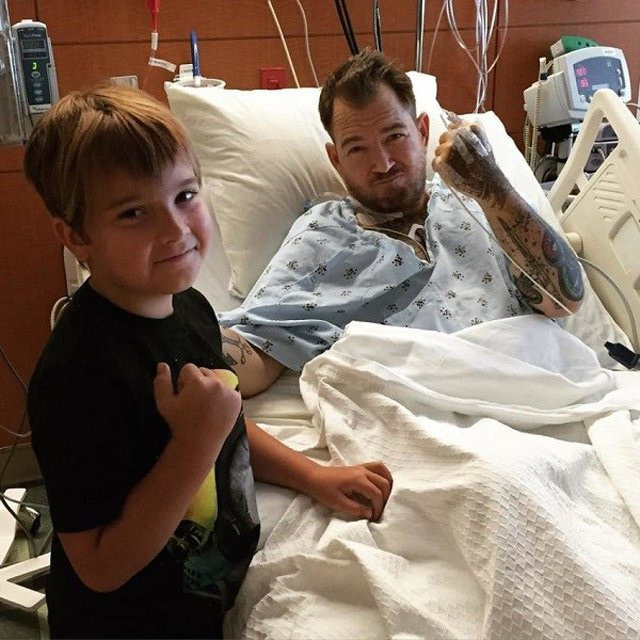 Cuộc sống hiện tại của cậu b&eacute; ảnh chế đ&igrave;nh đ&aacute;m một thời: Gia đ&igrave;nh gặp biến cố, nhờ một bức ảnh m&agrave; cứu sống được bố  - Ảnh 4.