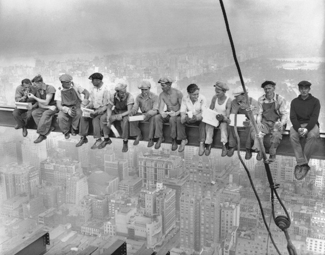 Hình ảnh xót xa khiến chúng ta tỉnh ngộ nhận ra thực tế đáng buồn của xã hội: Tiến hóa thành ghế, làm ‘tù nhân’ của smartphone - Ảnh 4. Hình ảnh xót xa khiến chúng ta tỉnh ngộ nhận ra thực tế đáng buồn của xã hội: Tiến hóa thành ghế, làm ‘tù nhân’ của smartphone - Ảnh 4.