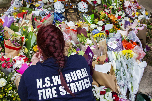 Đại thảm họa ch&aacute;y rừng &Uacute;c nh&igrave;n từ kh&ocirc;ng gian: Cả nước như quả cầu lửa, những mảng xanh tr&ugrave; ph&uacute; bị thay bằng m&agrave;u kh&oacute;i trắng tang thương - Ảnh 36.