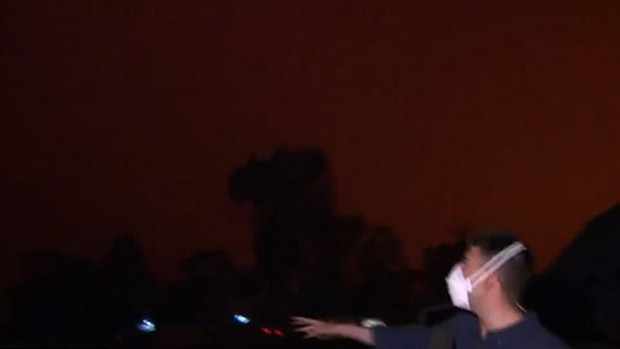 Bầu trời Australia chuyển màu đen kịt như mực ngay giữa trưa, thảm hoạ cháy rừng kinh hoàng ngày càng chuyển biến xấu - Ảnh 5. Bầu trời Australia chuyển màu đen kịt như mực ngay giữa trưa, thảm hoạ cháy rừng kinh hoàng ngày càng chuyển biến xấu - Ảnh 5.