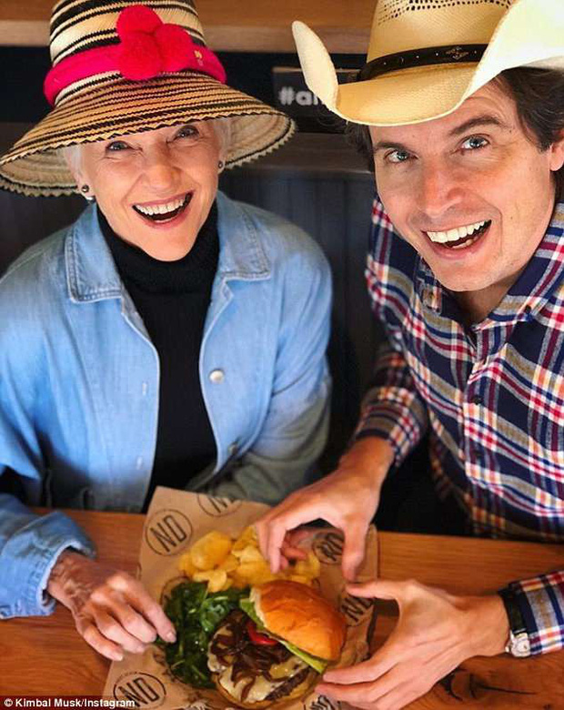 Cuộc đời của Maye Musk: Người mẹ si&ecirc;u anh h&ugrave;ng cực kỳ s&agrave;nh điệu đứng đằng sau sự th&agrave;nh c&ocirc;ng của tỷ ph&uacute; thi&ecirc;n t&agrave;i Elon Musk - Ảnh 11.