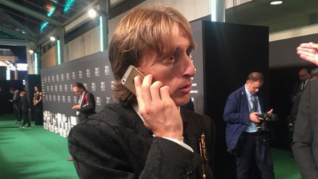 Kiếm h&agrave;ng trăm tỷ mỗi năm nhưng những si&ecirc;u sao b&oacute;ng đ&aacute; n&agrave;y vẫn d&ugrave;ng smartphone si&ecirc;u cổ, m&aacute;y nghe nhạc thời nh&agrave; Tống - Ảnh 2.