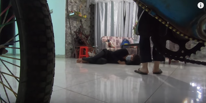 Youtuber Việt đóng giả người bị ho khan, co giật để câu view: Virus Corona không phải chuyện đùa, đừng cười trên sự hoang mang của người khác! - Ảnh 3. Youtuber Việt đóng giả người bị ho khan, co giật để câu view: Virus Corona không phải chuyện đùa, đừng cười trên sự hoang mang của người khác! - Ảnh 3.