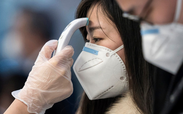 Tỷ lệ tử vong thấp hơn Sars, Ebola, đa phần người nhiễm sẽ được chữa khỏi, vì sao virus Corona lại khiến cả thế giới hoang mang đến vậy? - Ảnh 1. Tỷ lệ tử vong thấp hơn Sars, Ebola, đa phần người nhiễm sẽ được chữa khỏi, vì sao virus Corona lại khiến cả thế giới hoang mang đến vậy? - Ảnh 1.