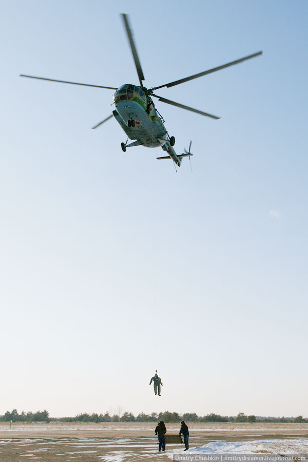 Hình nộm Ivan đang được đưa lên máy bay bằng tời