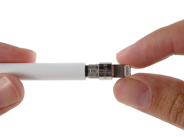 Khi keo đã chảy ra, chúng ta có thể dễ dàng kéo phần đuôi kết nối Lightning của Apple Pencil ra.