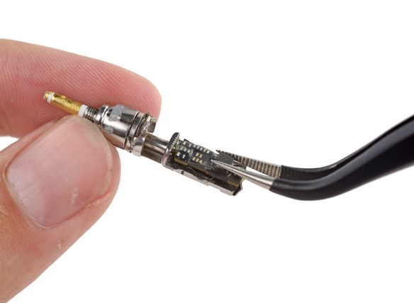 Phải sử dụng tới kẹp để tách các thành phần của bút.