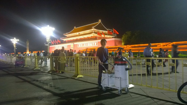 Ảnh chụp ngày thứ 36 trong chuỗi 100 ngày hút bụi Bắc Kinh của Nut Brother.