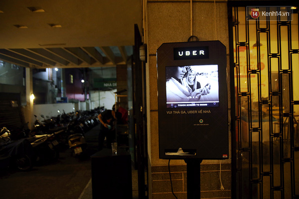 Thiết bị đo nồng độ cồn dạng ki-ốt đã được đặt tại một quán bia ở Sài Gòn từ ngày 26/11, thu hút sự chú ý của mọi người.